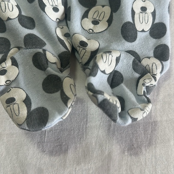Disney - Mickey Mouse Baby Set in Light Blue and Gray with bonus hat - Picture 5 of 6